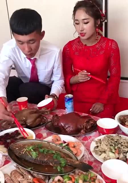 悲剧！准新郎家中聚餐后吃鸡肉和隔夜菜中毒身亡，家人痛不欲生
